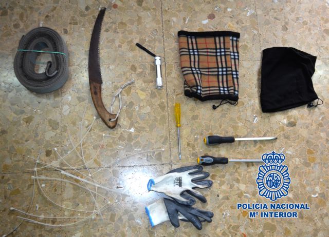 Detenidos tras ser perseguidos por la Policía Nacional por tejados y azoteas al ser sorprendidos robando en un domicilio - 2, Foto 2