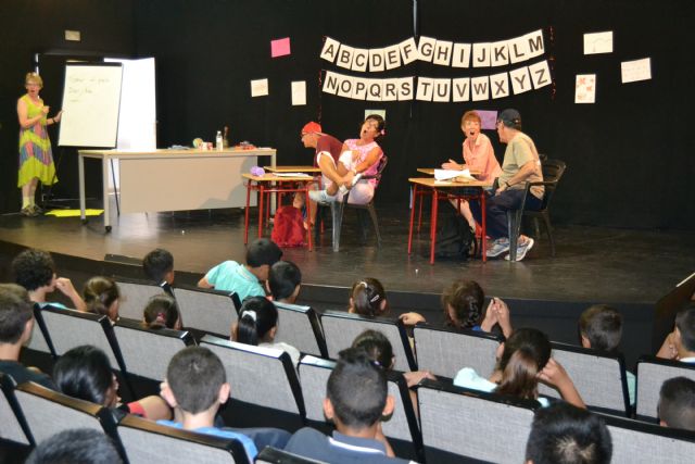 La asociación ADAPT interpreta una divertida obra teatral en inglés para los colegios del municipio - 1, Foto 1