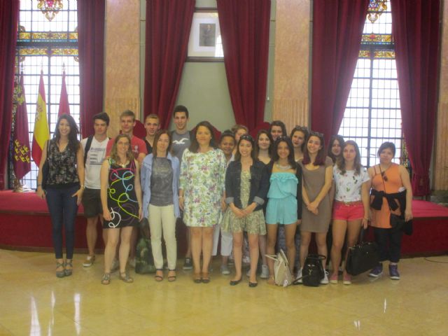 La Concejal de Educación recibe a estudiantes y profesores del CEU San Pablo de Murcia y del Lycee Saint Exupery de Montigny en París - 1, Foto 1
