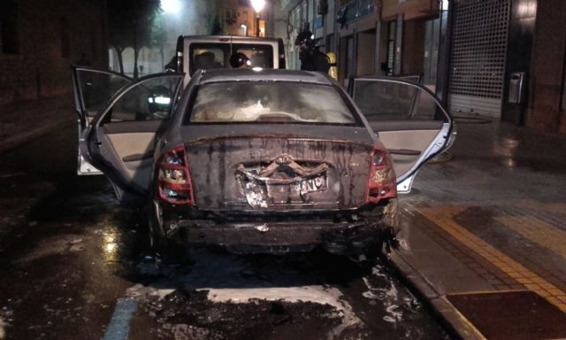 Arden tres vehículos y dos contendores en la calle del Parque - 1, Foto 1