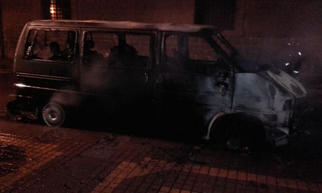 Arden tres vehículos y dos contendores en la calle del Parque - 2, Foto 2