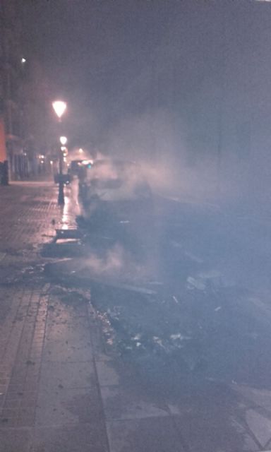 Arden tres vehículos y dos contendores en la calle del Parque - 4, Foto 4