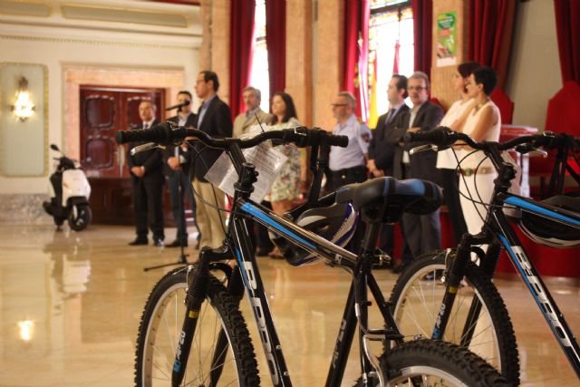 El Alcalde Cámara entrega los premios conseguidos por los escolares más expertos en educación vial - 1, Foto 1