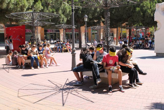 La Plaza Juan XXIII se convierte en punto de lectura gracias al MandaracheBookmob - 1, Foto 1