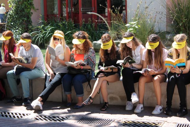 La Plaza Juan XXIII se convierte en punto de lectura gracias al MandaracheBookmob - 2, Foto 2