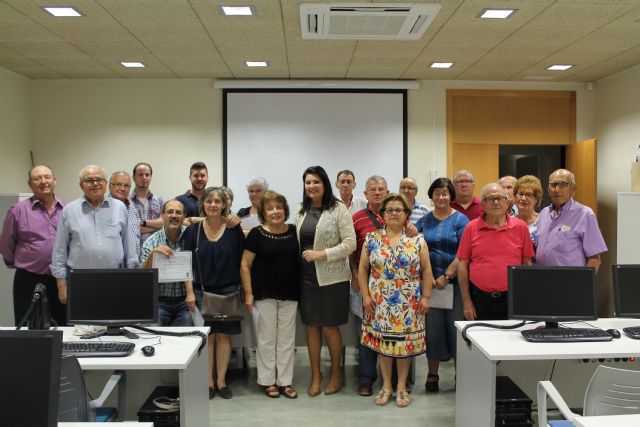 Los mayores terminan el curso del taller de informtica, Foto 1