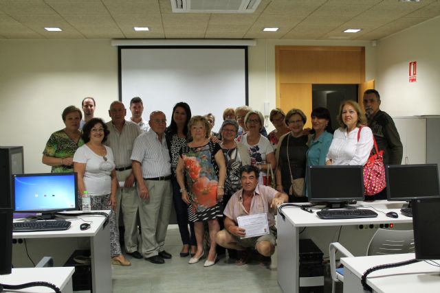 Los mayores terminan el curso del taller de informtica, Foto 2