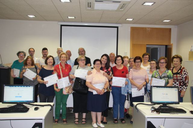 Los mayores terminan el curso del taller de informtica, Foto 3
