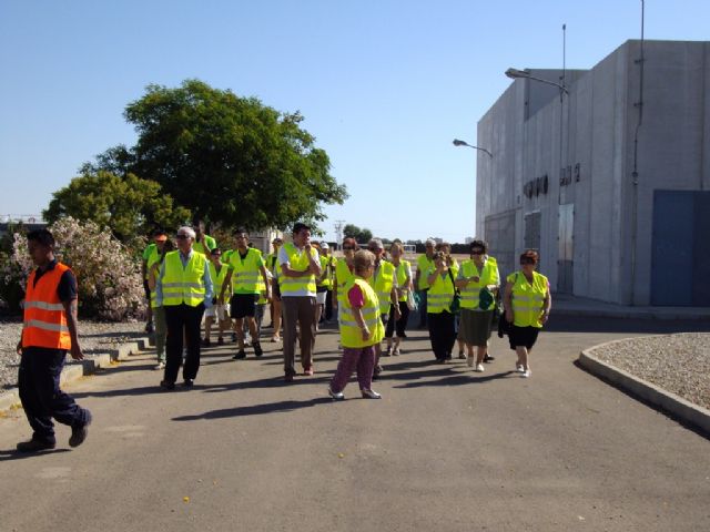 Un grupo de 50 vecinos visitan la Estación Depuradora y un huerto ecológico dentro del programa de la Semana del Medio Ambiente - 2, Foto 2