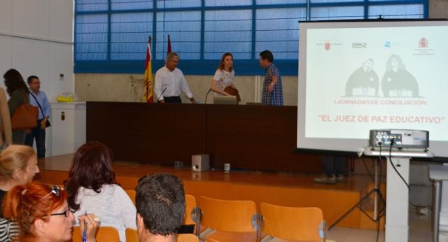 Medio centenar de docentes comparten experiencias de éxito en la implantación del Juez de Paz Educativo - 1, Foto 1