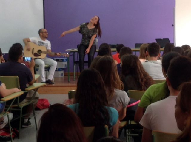 La cantante Ruth Lorenzo compartió la jornada de graduación del IES Salvador Sandoval torreño - 1, Foto 1