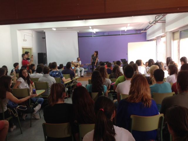 La cantante Ruth Lorenzo compartió la jornada de graduación del IES Salvador Sandoval torreño - 2, Foto 2