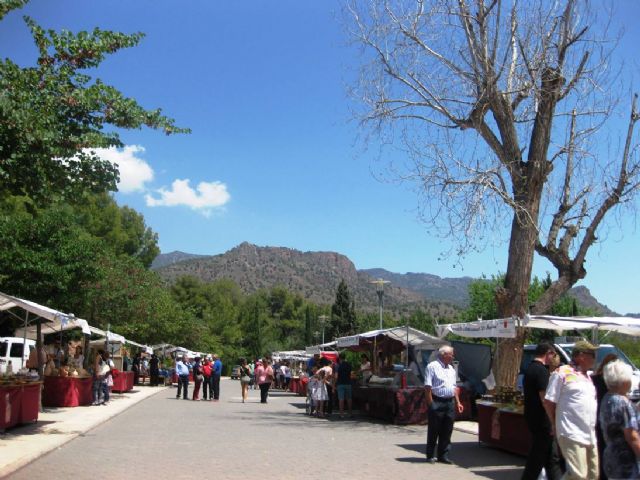 Numerosas personas visitan el mercado artesano que se celebra cada último domingo de mes en el Santuario de La Santa, Foto 1