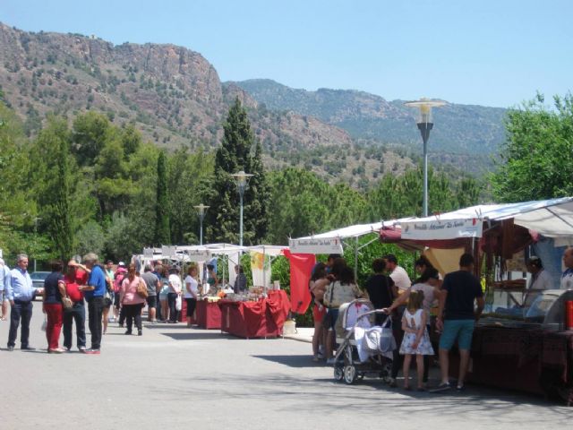 Numerosas personas visitan el mercado artesano que se celebra cada último domingo de mes en el Santuario de La Santa, Foto 2