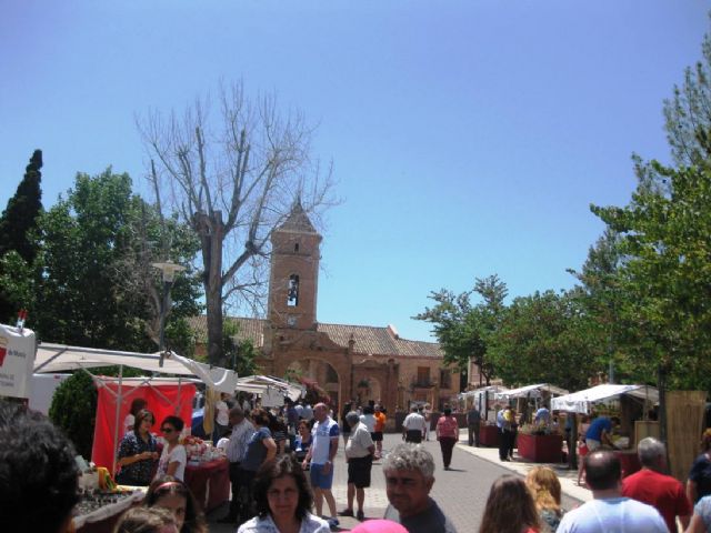Numerosas personas visitan el mercado artesano que se celebra cada último domingo de mes en el Santuario de La Santa, Foto 3
