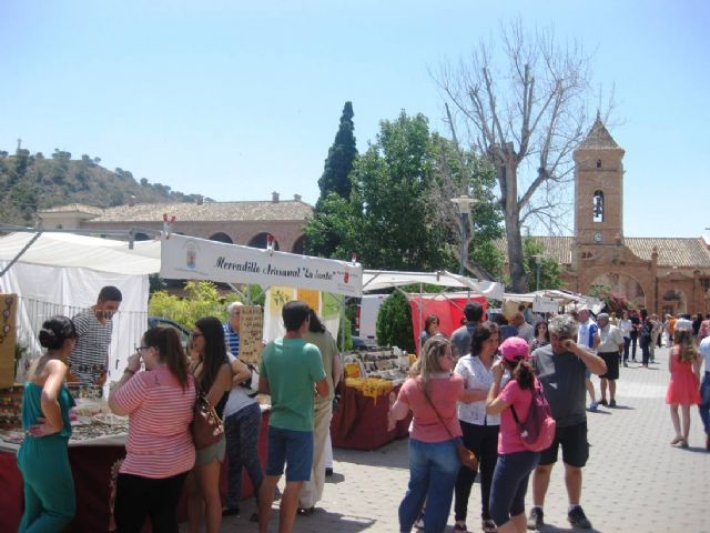 Numerosas personas visitan el mercado artesano que se celebra cada último domingo de mes en el Santuario de La Santa, Foto 4