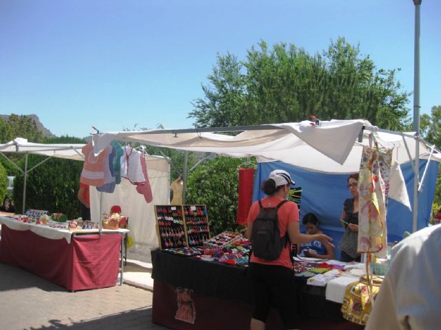 Numerosas personas visitan el mercado artesano que se celebra cada último domingo de mes en el Santuario de La Santa, Foto 7
