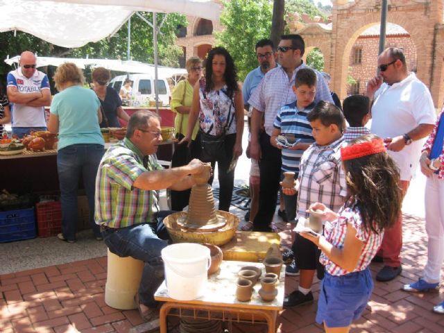 Numerosas personas visitan el mercado artesano que se celebra cada último domingo de mes en el Santuario de La Santa, Foto 8