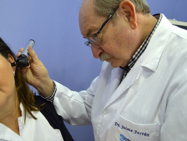 El Dr. Jaime Ferrán durante la consulta a una paciente, Foto 1