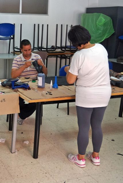 Arrranca por tercer año en Las Torres de Cotillas un taller de zapatero remendón de Proyecto Abraham - 5, Foto 5