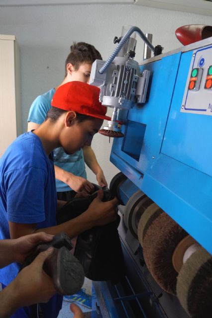 Arrranca por tercer año en Las Torres de Cotillas un taller de zapatero remendón de Proyecto Abraham - 1, Foto 1