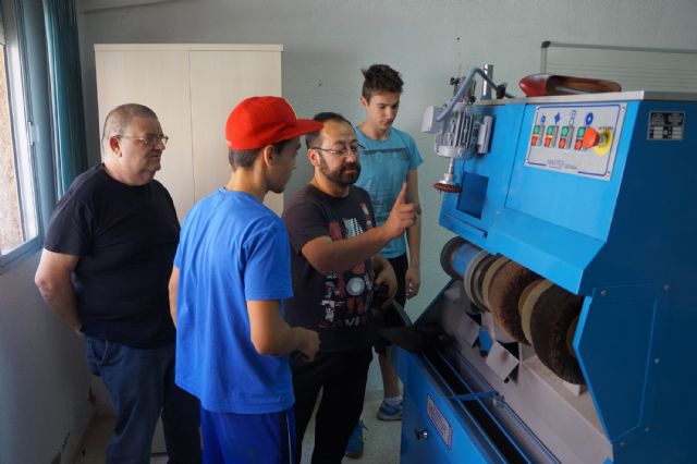 Arrranca por tercer año en Las Torres de Cotillas un taller de zapatero remendón de Proyecto Abraham - 2, Foto 2