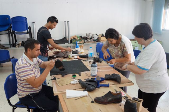 Arrranca por tercer año en Las Torres de Cotillas un taller de zapatero remendón de Proyecto Abraham - 3, Foto 3
