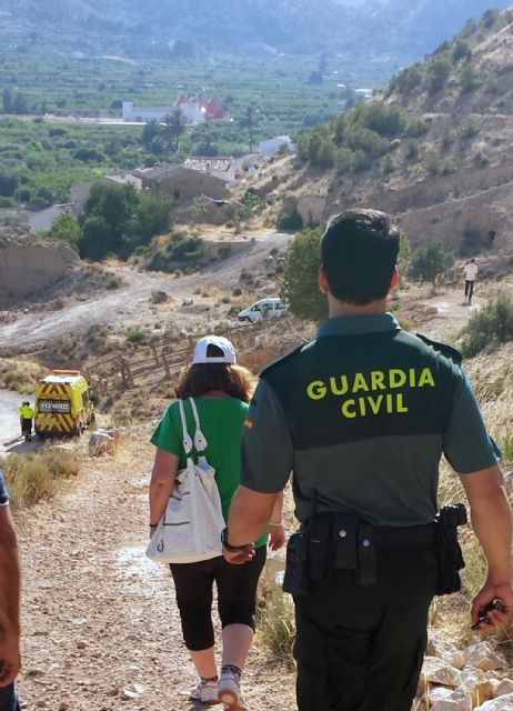 La Guardia Civil auxilia a una joven en el cerro de Ricote - 1, Foto 1