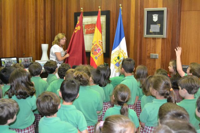 El Ayuntamiento abre sus puertas a los escolares con motivo del Día de la Región - 2, Foto 2