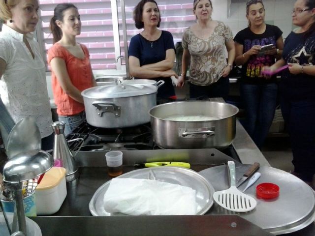 Los vecinos de Ceutí aprenden a hacer sus propios quesos - 5, Foto 5