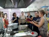Los vecinos de Ceutí aprenden a hacer sus propios quesos