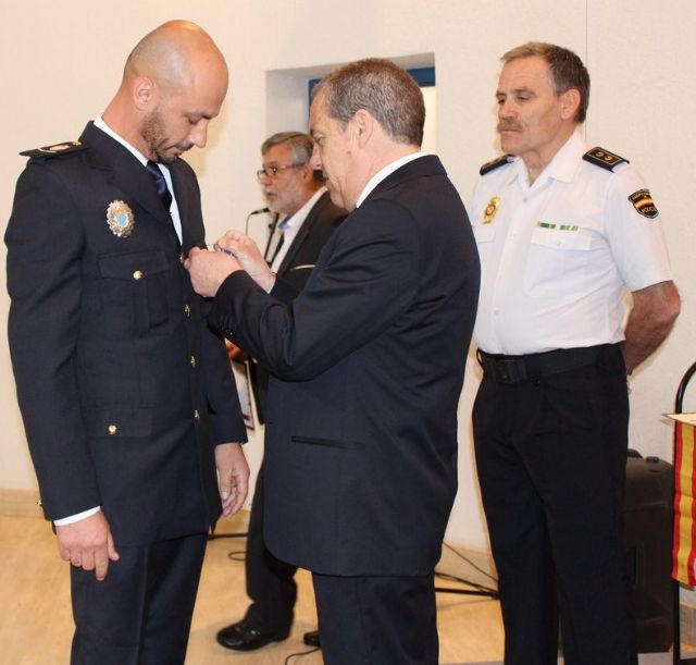 El Cabo de la Policía Local de Alcantarilla, Juan Antonio Hernández Beltrán recibió la Medalla de Plata al Mérito Policial - 3, Foto 3