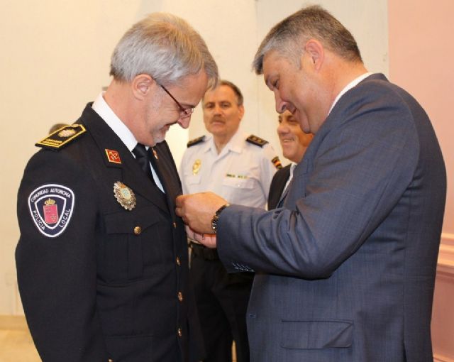 El Cabo de la Policía Local de Alcantarilla, Juan Antonio Hernández Beltrán recibió la Medalla de Plata al Mérito Policial - 4, Foto 4