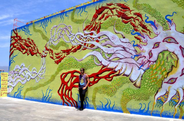 El artista Javier Hernández Espinosa realiza una pintura de gran formato sobre los muros del Puerto de Águilas - 1, Foto 1