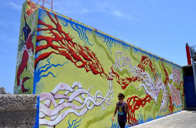 El artista Javier Hernández Espinosa realiza una pintura de gran formato sobre los muros del Puerto de Águilas - 2, Foto 2