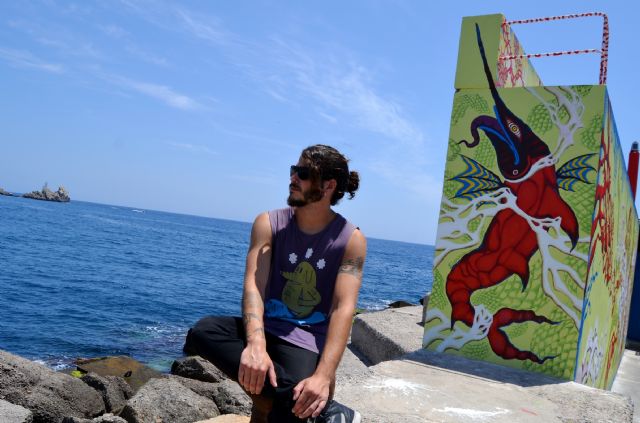 El artista Javier Hernández Espinosa realiza una pintura de gran formato sobre los muros del Puerto de Águilas - 3, Foto 3