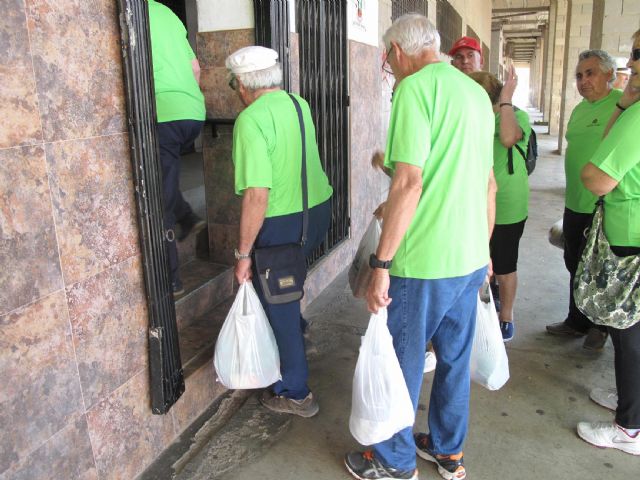 El programa municipal de senderismo se despide entregando alimentos al Buen Samaritano - 3, Foto 3