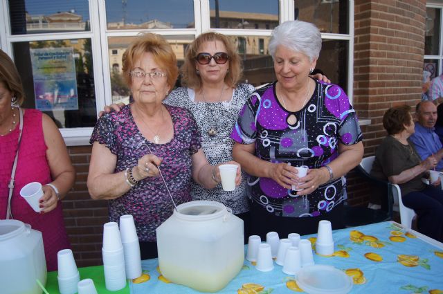 Comienza con el reparto de agua-limón entre los socios el programa de actividades de las Fiestas de Personas Mayores en el Centro de la Balsa Vieja, Foto 5