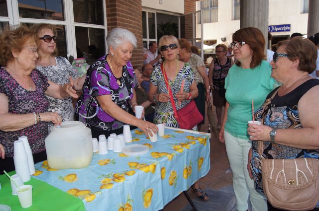 Comienza con el reparto de agua-limón entre los socios el programa de actividades de las Fiestas de Personas Mayores en el Centro de la Balsa Vieja, Foto 6