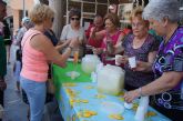 Comienza con el reparto de agua-limn entre los socios el programa de actividades de las Fiestas de Personas Mayores en el Centro de la Balsa Vieja