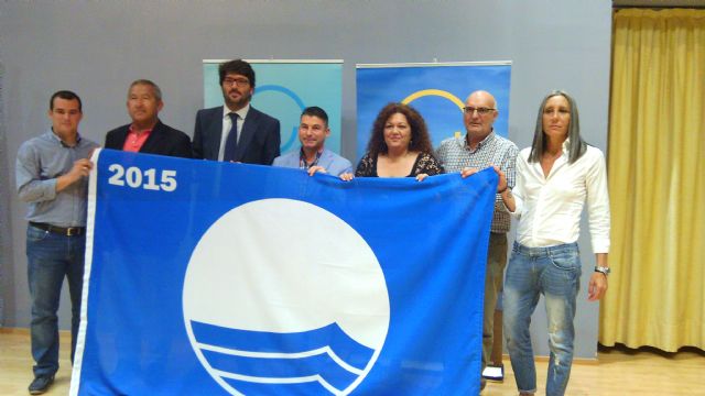 Mazarrn recibe las siete banderas azules que ondearn este verano en sus playas, Foto 1