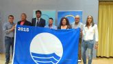 Mazarrón recibe las siete banderas azules que ondearán este verano en sus playas