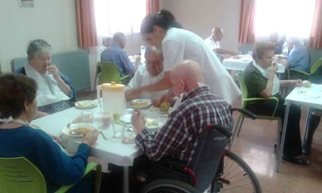 Se adjudica el nuevo servicio de comedor-catering en los Centros Municipales de Día de Personas Mayores y con Discapacidad de Totana, Foto 1