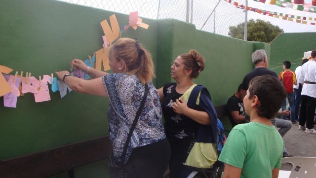 Tarde de fiesta en la barriada Villalba - 1, Foto 1