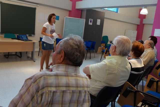 Los mayores torreños aprenden a defenderse de las altas temperaturas - 1, Foto 1
