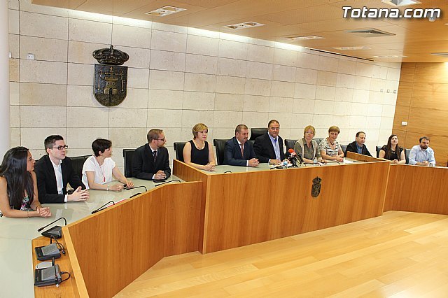 Concejales electos del PSOE y Ganar Totana-IU presentaron el acuerdo programático del gobierno para la legislatura 2015/2019, Foto 1
