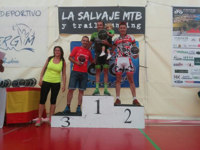 Andrés Plazas, del CC Santa Eulalia, sube al podio como segundo clasificado en la MTB 