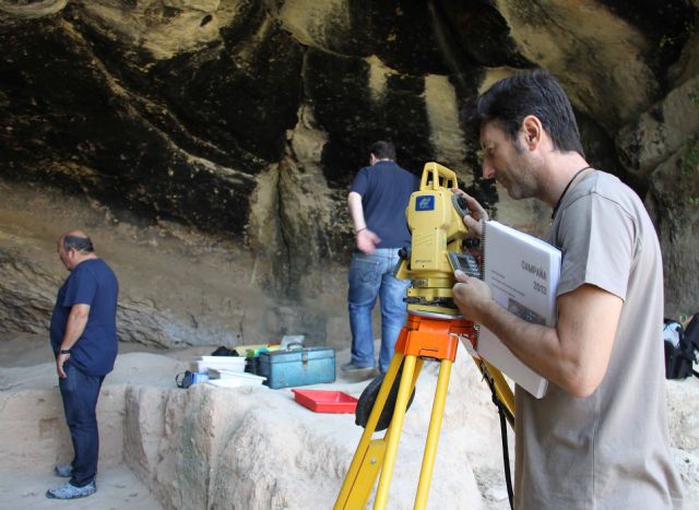 Una veintena de expertos y estudiantes de arqueología participan en la excavación de La Cueva Negra - 2, Foto 2