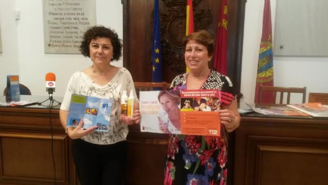 El Ayuntamiento de Lorca reparte 200 muestras de crema de protección solar y 300 botellines de agua para evitar enfermedades de la piel y golpes de calor - 1, Foto 1