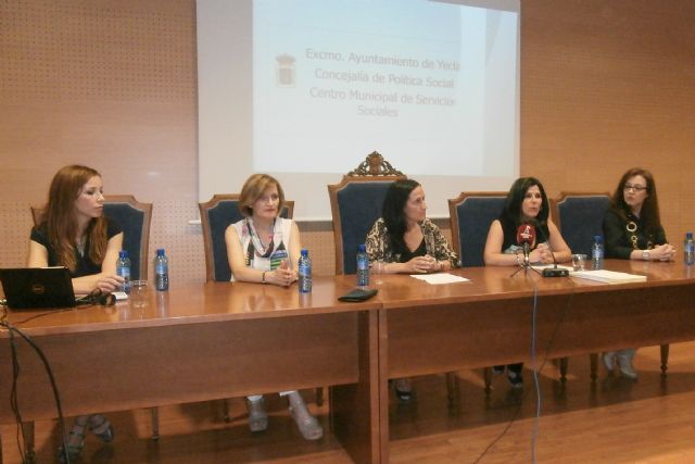 Organizada por la Concejalía de Politica Social, han participado 150 padres, con un aumento señalado de participación del género masculino y de parejas. - 1, Foto 1